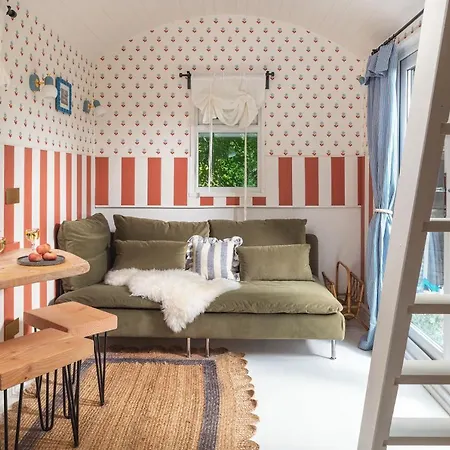 Fleur De Grog - Shepherds Hut Apartment *